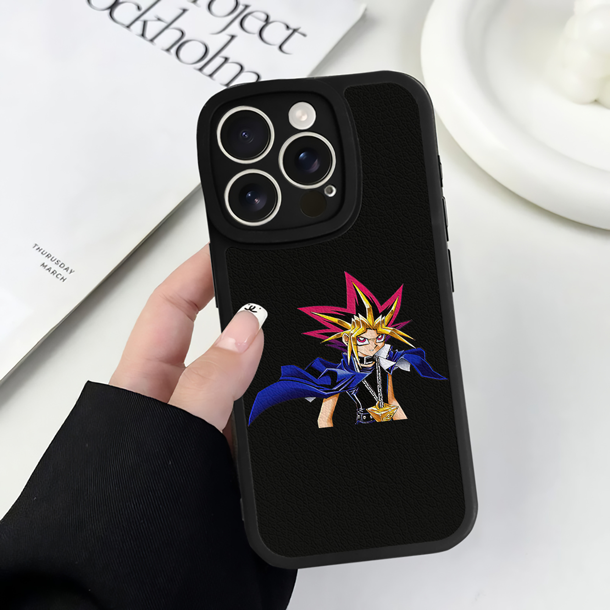 遊☆戯☆王 Yu-Gi-Oh! 【iPhone 16シリーズ対応】シリコンスマホケース（レザー調） 材質：シリコン